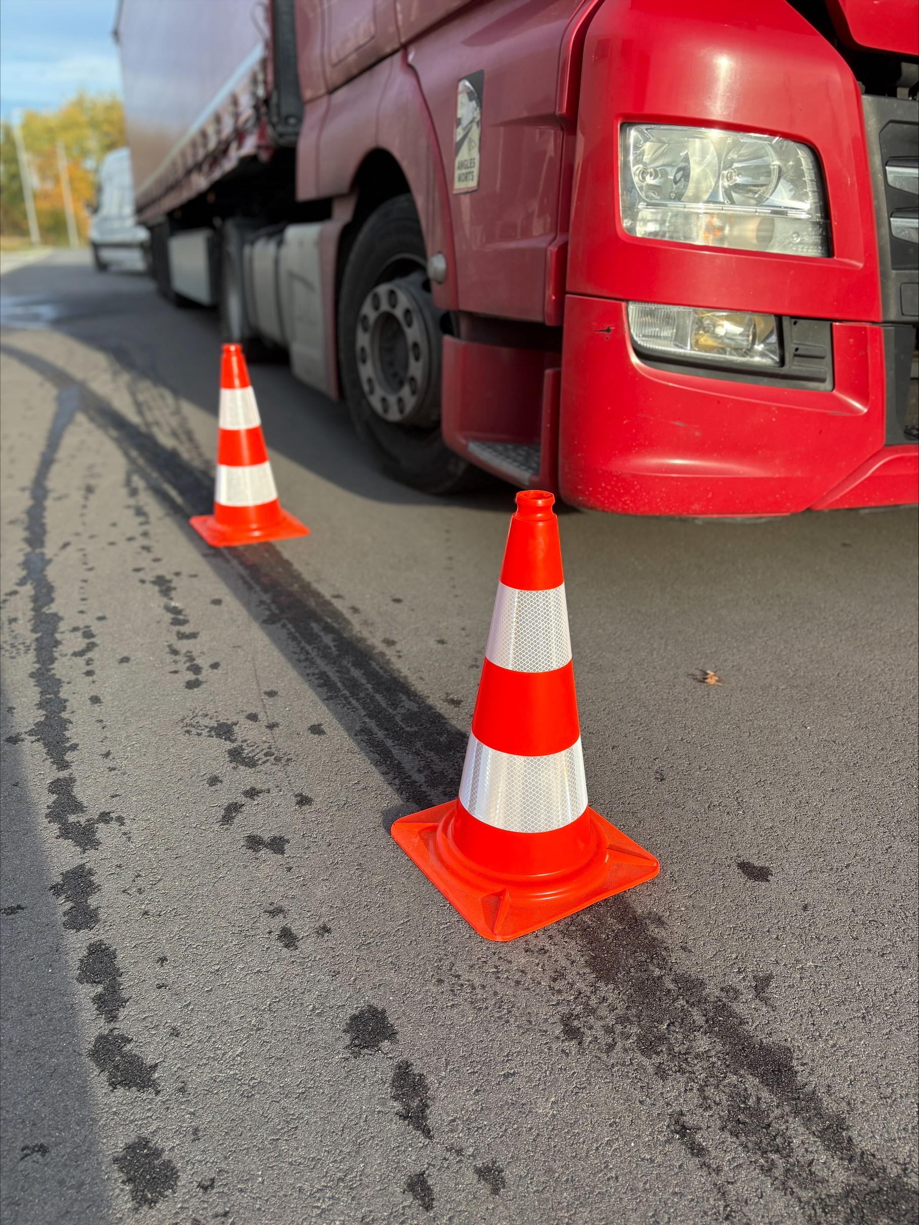 Oranje PVC verkeerskegel voor tijdelijke signalisatie op de weg