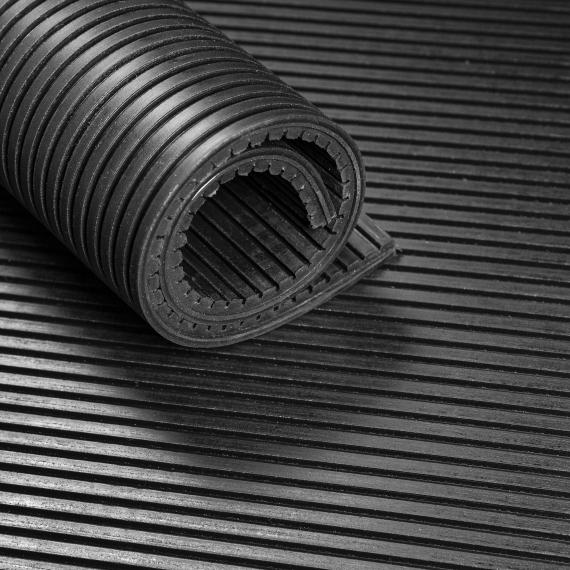 Zwarte rubber anti trillingsmat met fijn ribprofiel